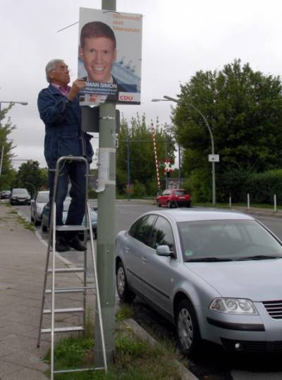 flei�iges Plakate h�ngen am 31.07.2011