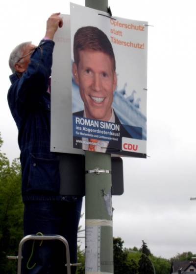 flei�iges Plakate h�ngen am 31.07.2011