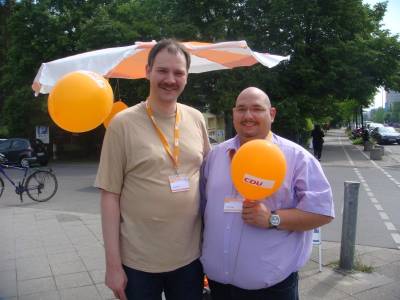 fr�hliche Gesichter beim CDU Pr�sent am 14.05.2011 vor Reichelt in der Hildburghauser Stra�e in Marienfelde, hier unsere fleissigen Wahlk�mpfer Martin Wust und Torsten Engel.