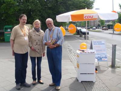 freundliche Gesichter beim CDU Pr�sent am 14.05.2011 vor Reichelt in der Hildburghauser Stra�e in Marienfelde