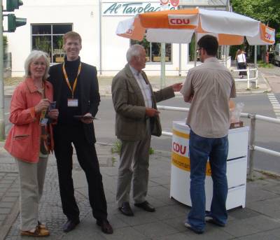 Roman Simon beim CDU Pr�sent am 14.05.2011 vor Rewe am Lichtenrader Damm Ecke Goethestra�e