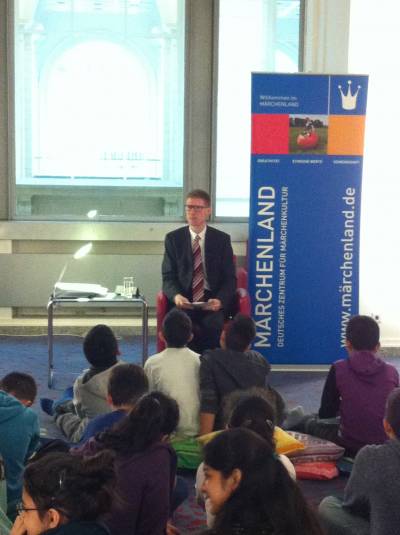 Vorlesen von M�rchen im Abgeordnetenhaus f�r eine Berliner Schulklasse am 10.11.2014