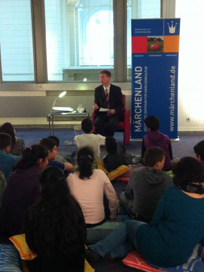 Vorlesen von M�rchen im Abgeordnetenhaus f�r eine Berliner Schulklasse am 10.11.2014