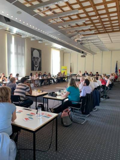 Viele Teilnehmer freier und ffentlicher Trger u.v.m.