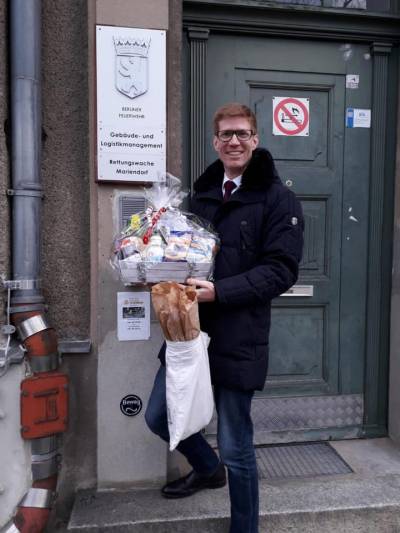 Besuch der Rettungswache Mariendorf. berreichung eines Prsentkorbs als kleine Aufmerksamkeit fr den unermdlichen Einsatz - auch an Feiertagen.