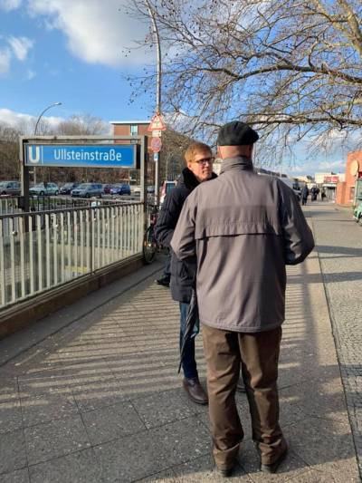 Im Gesprch mit einem Brger bei der monatlich stattfindenden Straenaktion. Hier am Ullsteinhaus.