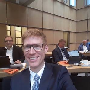 Prsenzsitzung im Plenarsaar mit neuer Sitzordnung.