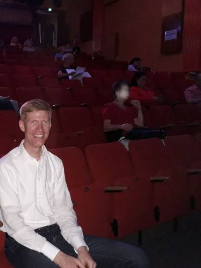 Beratungen im Landesjugendhilfeausschuss. Um die Anstandregelungen einzuhalten, haben wir im Kinosaal des Centre Franais de Berlin getagt.