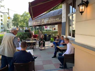 Gutes Gesprch mit den Gewerbetreibenden in der Bahnhofstr. und Burkard Dregger im Rahmen der Nah Dran-Tour in Lichtenrade.