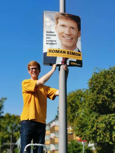 Aufhngen unsere Wahlplakate unter strahlendem Sonnenschein und blauem Himmel. Voller Einsatz fr unsere Kinder!