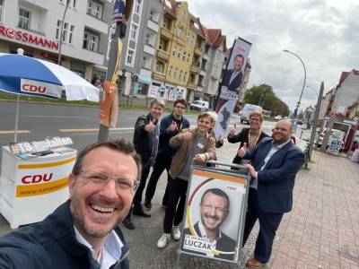 Mit Dr. Jan-Marco Luczak MdB, Matthias Steuckardt, Christian Schoeler und vielen anderen am Markt in Mariendorf unterwegs. Eines unserer Themen: Berlin muss sicherer werden. Die CDU Berlin wird deshalb die Clankriminalitt konsequent bekmpfen: Mit einer vollstndigen Beweislastumkehr fr Flle der organisierten Kriminalitt und einer ?Sondereinheit Clans?, die illegale Vermgen einfriert.