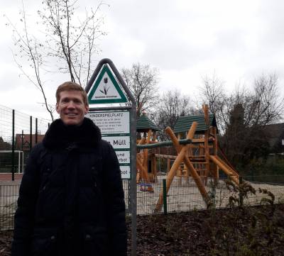 Gut, dass die letzte rot-schwarze Koalition in Berlin das Kita- und Spielplatzsanierungsprogramm geschaffen hat - und gut, dass die Mittel auch abgerufen und verbaut werden - allein in Mariendorf zuletzt ber 200.000,- Euro fr den Bauernhof-Spielplatz Floningweg. Heute war die Erffnung. (01.12.2021)