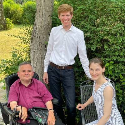 Am Samstag haben wir uns endlich wieder treffen knnen (wenn auch bei tropischen Temperaturen), um einen neuen Vorstand zu whlen. Unser 17-kpfiges Team ist bereit! 
Wir sind gut aufgestellt und freuen uns auf eine fruchtvolle Zusammenarbeit! 
Der Vorstand wird angefhrt von Roman Simon MdA, Wolfram Giese und unserer AGH-Kandidatin Inga Frohmann.
