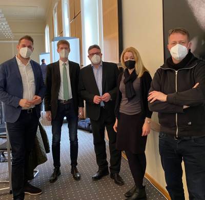 Gruppenfoto der CDU-Mitglieder in der Lftungspause des Ausschusses fr Umwelt, Verbraucher- und Klimaschutz. Vorher kritisierten wir die mangelhafte Umsetzung des Berliner Energie- und Klimaschutzprogramms durch Rot-Grn-Rot. (03.03.2022)