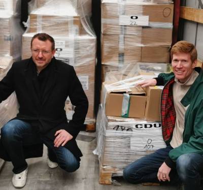 Verladen der Spenden, die in unseren Brgerbros fr die Menschen in der Ukraine UA gesammelt worden sind mit Dr. Jan-Marco Luczak MdB ( 01.04.22)