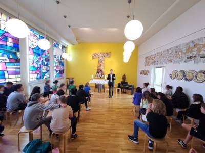 Ein gutes Gesprch mit einem intensiven Gedankenaustausch am EU-Projekttag mit zwei sechsten Klassen in der Kapelle der Katholische Schule St. Franziskus (23.05.22)