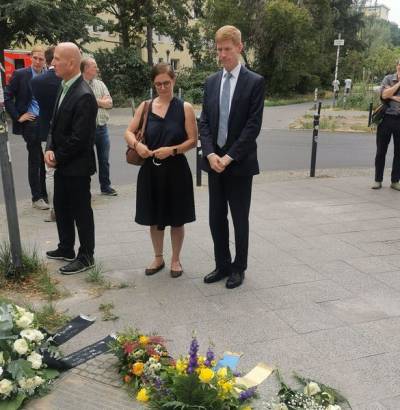 Gemeinsames Gedenken mit Julia Falkenberg und Dustin Hoffmann anllich des 61. Jahrestages des Mauerbaus an Fluchttunnel und Fluchthelfer an der Bodenplatte an der Ecke Elsenstrae/Heidelberger Strae in 12435 Berlin (13.08.22)