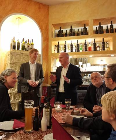 Am 12.12. mit Kai Wegner in Mariendorf & Tempelhof-Ost unterwegs: Erst Kita Paradiesvgel in Bacharacher Strae. Sprache ist der Schlssel zur Welt - deshalb ist das Bundesprogramm Sprach-Kitas wichtig. Dann Austausch beim Mariendorfer Hockey-Club 1931 e.V., in der Feuerwache Marienfelde und beim Brgerdialog.