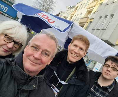 Ein Vormittag, der optimistisch macht: Wir hatten richtig, richtig viel Informationsmaterial und das war nach 90 Minuten, die mit vielen guten Gesprchen gefllt waren, verteilt.