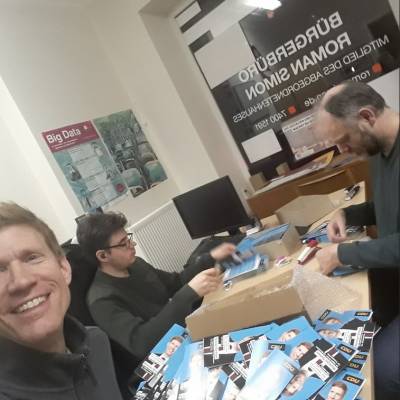 Ein produktiver Abend: Wir bereiten eine Menge Faltbltter mit Keksen und Infos zur Wiederholungswahl im Brgerbro vor.