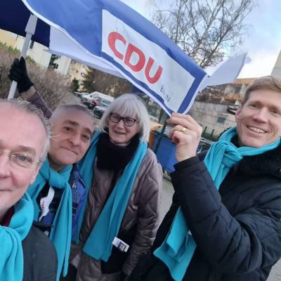 So ein bisschen Wind bringt uns von der CDU-Tempelhof-Schneberg nicht aus der Fassung: Dann wird halt der Schirm festgehalten... ?
Gute Gesprche und bei so vielen ermunternden Kommentaren. Richtig gute Stimmung.