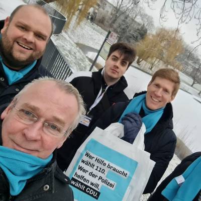 Heute am Stand der CDU-Berlin im Dardenellenweg, vor dem Volkspark Mariendorf und an der Ecke Rathausstrae/Kurfrstenstrae. Und alles zusammen mit Matthias Steuckardt, unserem Bezirksbrgermeisterkandidaten, - ganz herzlichen Dank fr den engagierten Einsatz heute in Mariendorf!
