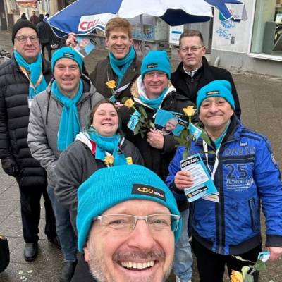 Wahlkampfendspurt mit unserer Europaabgeordneten Hildegard Bentele und dem Bezirksstadtrat Tobias Dollase, Leiter der Abteilung fr Schule, Sport, Weiterbildung und Kultur, (parteilos, fr CDU) am Mariendorfer Damm 186 und Jan-Marco Luczak am U-Bahnhof Westphalweg - ganz herzlichen Dank fr Eure Untersttzung und natrlich auch fr die Untersttzung aller anderen Helferinnen und Helfer!