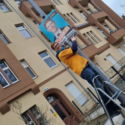 DANKE - ich war und bin berwltigt!!! 7.768 Mariendorferinnen und Mariendorfer, Tempelhoferinnen und Tempelhofer haben fr mich gestimmt. Das waren 40,3% der Whlerinnen und Whler. Bei einer (leider) deutlich gesunkenen Wahlbeteiligung haben 1.697 Menschen mehr fr mich gestimmt als 2021. Damit bin ich von den Mariendorferinnen und Mariendorfern, Tempelhoferinnen und Tempelhofern direkt ins Abgeordnetenhaus von Berlin gewhlt worden. Um diesen Dank auch deutlich zu machen, war ich heute Vormittag unterwegs und habe auf meine Plakate einen Danke-Aufkleber angebracht.