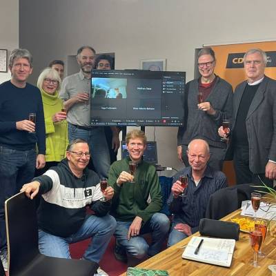 Festliche Stimmung whrend der hybriden Vorstandssitzung der CDU Friedenau in der Geschftsstelle der CDU Tempelhof-Schneberg am 24. Februar: wir stieen an auf den Geburtstag meiner Mutter, unserer Sprecherin der Senioren Union im Vorstand der CDU Friedenau, und bedankten uns fr die tolle Organisation des Wahlkampfes in Friedenau, Grazerplatz, Lindenhof und Marienhhe bei unserer Kandidatin Inga Frohmann und unserem Wahlkampfleiter Christian Schler. 
