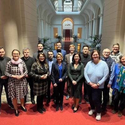 Selbst die kurze Pause whrend der Sitzung der Arbeitsgruppe Bildung, Jugend und Familie am 15. Mrz zur Ausarbeitung der Koalitionsvereinbarung zwischen der CDU Berlin und der SPD Berlin war gefragt - viele wollten ein gemeinsames Foto machen. In den vielen Stunden davor und danach haben wir viele Textentwrfe diskutiert und Gedanken ausgetauscht - wir waren also sehr produktiv. Ein wichtiger Punkt heute war die frhkindliche Bildung.