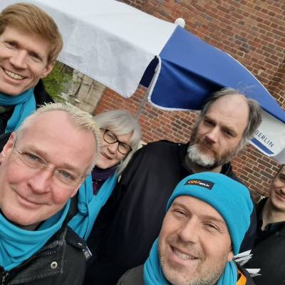 Bei unserer Standaktion am 03. April gab es viele spannende Begegnungen und gute Gesprche mit den Brgerinnen und Brgern am Stand der CDU Berlin am U-Bahnhof Ullsteinstrae. Viele waren verwundert ber die Entscheidung von Grnen und SPD, ihre Zhlgemeinschaft im Bezirk Tempelhof-Schneberg um Die Linke zu erweitern, obwohl sie bei der Wahl Stimmen verloren haben. Auch der Koalitionsvertrag in Berlin war ein hufiges Thema, der Hoffnung auf einen echten Neuanfang auf der Landesebene weckt.