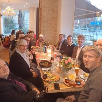 Glcklich, dass Katharina Senge Gast beim Stammtisch der CDU Friedenau war und aus erster Hand ber die Sondierungsgesprche ber die Bildung einer Zhlgemeinschaft in Tempelhof-Schneberg berichtete. Sie war zusammen mit Dr. Jan-Marco Luczak MdB, Matthias Steuckardt und Daniel Dittmar in unserer vierkpfigen Sondierungsrunde. Sowohl mit der SPD Tempelhof-Schneberg, wie auch mit den Grnen Tempelhof-Schneberg gab es lange Gesprche. Ergebnis: Die Grn-rote Zhlgemeinschaft hat zwar bei den Wiederholungswahlen die Mehrheit in der BVV verloren, macht aber jetzt mit Hilfe der Linken in Tempelhof-Schneberg weiter. Jrn Oltmann wird Brgermeister bleiben, obwohl die CDU Tempelhof-Schneberg mit groem Abstand die meisten Stimmen holte. Wir wollten demzufolge selbstverstndlich unseren Bezirksbrgermeisterkandidaten Matthias Steuckardt als neuen Brgermeister. Wir meinen: SPD und Grne htten lieber das deutliche Whlervotum zur Kenntnis nehmen sollen. Auerdem groes Gesprchsthema: der Koalitionsvertrag und die laufende Abstimmung der Mitglieder der SPD Berlin hierzu