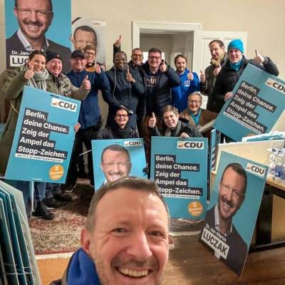 Das Bundesverfassungsgericht hat entschieden, dass die Bundestagswahl in Berlin teilweise wiederholt werden muss. Der Wahltermin ist am 11. Februar. Hier bereiten wir uns am 02.01 vor, um das Vertrauen der B�rgerinnen und B�rger f�r unseren Bundestagsabgeordneten Dr. Jan-Marco Luczak zu werben. 