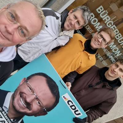 Nicht wirklich ausgeschlafen, aber fr�hlich und motiviert, h�ngen wir direkt am 02.01 die Plakate der CDU Tempelhof-Sch�neberg f�r die Bundestagswahlwiederholung auf. 