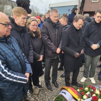 Am 7. Februar 2024 richtete Kai Wegner, CDU, als amtierender Regierender B�rgermeister erstmals Worte des Gedenkens am Todestag von Hatun S�r�c� an uns und an alle Berlinerinnen und Berliner, genau an dem Ort, an dem sie ermordet wurde. Ebenso sprach Cansel Kiziltepe als erste Senatorin f�r Gleichstellung bei der Gedenkveranstaltung. Vielen Dank an den Berliner Senat f�r die hohe Priorit�t, die diesem wichtigen Gedenken einger�umt wird.