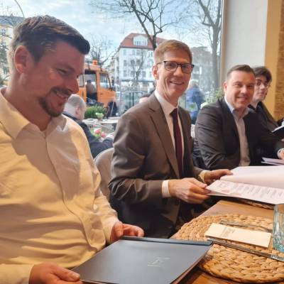 Am 20. M�rz 2024 fand eine intensive Diskussion der CDU Friedenau statt: Unsere CDU ist die Partei mit den meisten Mitgliedern aller Parteien in Deutschland und hat nun seit etlichen Jahren auch Mitgliederbeauftragte. Wie Henning Otte, MdB, es prima auf den Punkt bringt: Die Menschen machen unsere Partei aus; jede und jeder Einzelne bereichert sie. Ausf�hrlich haben wir auch �ber den vorliegenden Entwurf des Grundsatzprogramms und die vielen Beteiligungsm�glichkeiten f�r Mitglieder bei der Erarbeitung des Programms gesprochen.