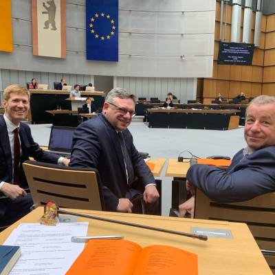 Am 21. M�rz 2024 herrschte fabelhafte Stimmung nach der richtig guten Rede von Christian Zander, der heute in der Sitzung des Abgeordnetenhauses Berlin zur Priorit�t unserer CDU-Fraktion Berlin zum Thema Rechtssicherheit auch f�r ambulante Pflegedienste gesprochen hat. Es ging um die Erstattung erbrachter Leistungen im Falle der Rechtsnachfolge.