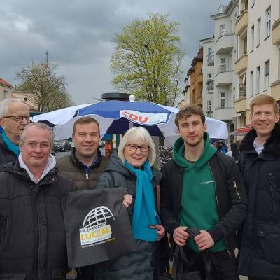 Am 2. April 2024 zeigte sich, dass der Schirm der CDU Berlin dank Andrusch mehr als nur ein Sonnenschirm f�r gutes Wetter ist. Trotz zum Teil st�rmischem Wind und einem kurzen, aber heftigen Schauer gab es nicht nur ein gut gelauntes Gruppenfoto mit einem schicken Beutel von Jan-Marco Luczak, sondern auch viele gute Gespr�che mit Neu-Berlinern und Berlinern, die schon lange hier sind.