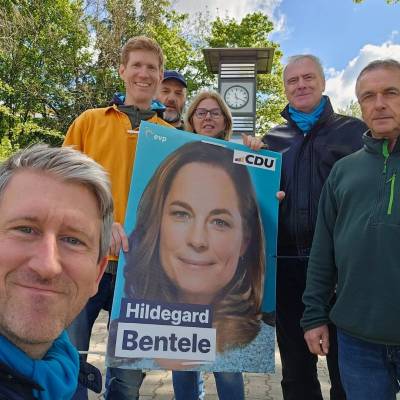 Am 20. April 2024 gab es Hildegard Bentele in Friedenau gleich zweimal ? einmal pers�nlich am Breslauer Platz bzw. im Caf� Breslau und einmal auf dem Hildemobil. Da sie ganz Berlin im Europ�ischen Parlament vertritt und f�r das Europ�ische Parlament in ganz Berlin kandidiert, kann sie nat�rlich nicht jeden Tag in allen Berliner Kiezen sein. Daher hat sich heute die CDU Friedenau darum gek�mmert, dass es Hildegard nun 258 Mal in Friedenau und Sch�nebergs�d gibt. Herzlichen Dank an Christian Schoeler, Gabriele K�stner und alle anderen Mitstreiter!