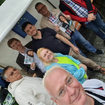 Am 5. Mai 2024 war die CDU Friedenau auf dem Gesundheitsmarkt in Friedenau. Wir danken insbesondere Christian Zander, gesundheitspolitischer Sprecher der CDU-Fraktion Berlin, und Guido Pschollkowski, gesundheitspolitischer Sprecher der CDU-Fraktion Tempelhof-Sch�neberg, f�r die Unterst�tzung. Erst gab es kurz Regen, dann Sonnenschein und interessierte Besucher. Es wurden viele Themen angesprochen: Gesundheit, Rente, die Europawahlen und vieles mehr.