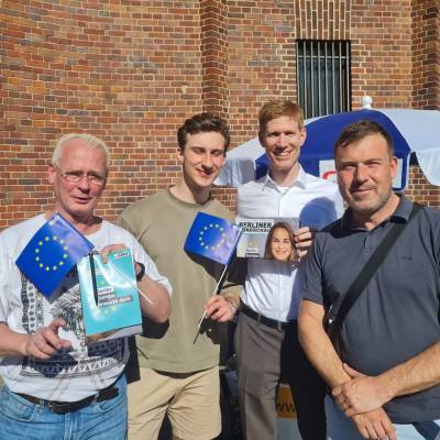 Am 13. Mai 2024 herrschte viel Sonnenschein und gute Stimmung am Stand der CDU Tempelhof-Sch�neberg am Ullsteinhaus in Mariendorf. Wir werben f�r die Teilnahme an der Europawahl 2024 am 9. Juni und nat�rlich f�r das Vertrauen in die Liste der CDU Berlin, die von Hildegard Bentele angef�hrt wird.