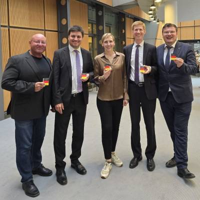 Am 23. Mai 2024 sind auch wir f�nf von der CDU Tempelhof-Sch�neberg nominierten Abgeordneten dankbar f�r 75 Jahre Grundgesetz. Au�erdem freue ich mich zusammen mit den Kolleginnen und Kollegen der CDU-Fraktion Berlin, dass Ute Bonde heute als Senatorin f�r Mobilit�t, Verkehr, Klimaschutz und Umwelt ihren Eid auf die Verfassung von Berlin vor dem Abgeordnetenhaus abgelegt hat. Herzlichen Gl�ckwunsch zur Ernennung als Senatorin durch den Regierenden B�rgermeister Kai Wegner! Alles Gute und viel Erfolg!