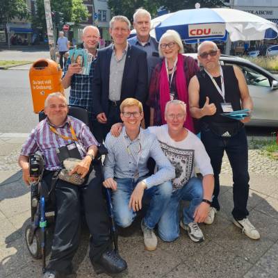 Klasse, dass die Briefwahl rege genutzt wird! Jedenfalls bekamen wir am 1. Juni 2024 am Stand der CDU Friedenau schon recht h�ufig zu h�ren: 'Wir haben schon CDU gew�hlt.' Trotzdem werben wir selbstverst�ndlich weiter bei denjenigen, die ihre Stimme noch nicht abgegeben haben, denn wir sind �berzeugt, dass jede Stimme f�r die CDU Berlin wichtig ist, damit Hildegard Bentele weiterhin gute Politik f�r Berlin im Europaparlament machen kann und SPD, Gr�ne und FDP k�nftig keine Mehrheit mehr im Europaparlament haben.