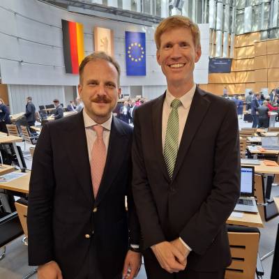 Am 6. Juni 2024 war die Priorit�t der CDU-Fraktion Berlin in der heutigen Sitzung: 'Europa sichern'. Bei dieser Rederunde hat Kollege Tom Cywinski eine ganz wunderbare erste Rede gehalten, in der er zurecht herausstellte, dass wir in Berlin ganz stark von den Errungenschaften der Europ�ischen Union profitieren. Stichworte: freier Warenverkehr und Reisefreiheit. Klar, dass die Europaflagge schon seit vielen Jahrzehnten den Plenarsaal des Abgeordnetenhauses Berlin schm�ckt.