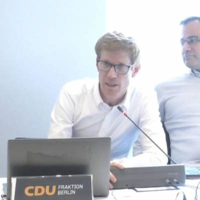 Am 27. Juni 2024 fand die erste Sitzung des Ausschusses f�r Bildung, Jugend und Familie wieder mit Erki Sicem statt ? herzlich Willkommen zur�ck aus der Elternzeit! Sch�n, dass du dir Zeit f�r deinen Nachwuchs genommen hast und nimmst ? so sollen V�ter sein!