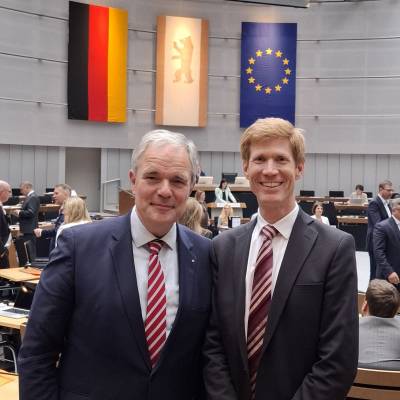 Am 4. Juli 2024 stand die Wahl von sechs neuen Richterinnen und Richtern im Verfassungsgerichtshof des Landes Berlin an, da eine Wiederwahl der Verfassungsrichter nicht zul�ssig ist. Insgesamt hat der Verfassungsgerichtshof neun Mitglieder. Ich bin sehr zufrieden, dass alle Kandidatinnen und Kandidaten deutlich mehr Stimmen erhielten, als notwendig, denn es war eine Mehrheit von zwei Dritteln der Mitglieder des Abgeordnetenhauses erforderlich. Ich gratuliere allen sechs zur Wahl in dieses Ehrenamt!