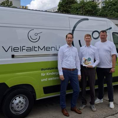 Markus Grube und Henning Schroedter von VielfaltMen� zeigten mir am 11. Juli 2024 eine der beiden K�chen in Berlin, von wo aus sie Kinderg�rten, Schulen und Pflegeeinrichtungen beliefern. Wir sprachen �ber das ? auch f�r die Christlich Demokratische Union wichtig ? Thema Ern�hrungsbildung. Die beiden stellten mir auch das kochende Klassenzimmer vor: eine klasse Initiative von VielfaltMen�!
