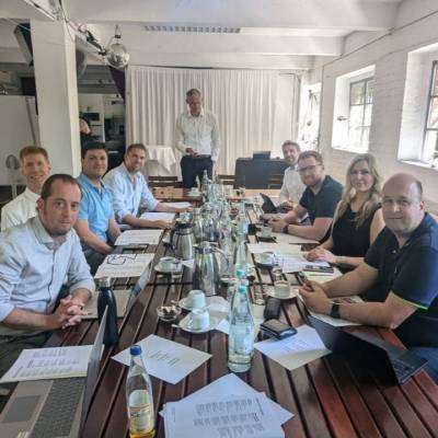 Am 19. Juli 2024 informierten sich die Mitglieder des Umwelt- und Verkehrsausschusses der CDU Fraktion Berlin �ber verschiedene Projekte der Gr�n Berlin. Besonders im Fokus war die Sanierung des alten Lokschuppens von 1929. Um die Belastung der am st�rksten vom Wind betroffenen Wand zu mindern, ist ein Atelieranbau in Holzbauweise geplant, der bis 2026 fertiggestellt werden soll. Danach wird die riesige Halle hoffentlich wieder als Veranstaltungsort genutzt werden k�nnen.