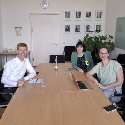 Am 25. Juli 2024 fand ein Austausch mit der Gesch�ftsf�hrerin Claudia Geisler und der Vorst�ndin Jeanett Tschiersky des Deutscher Kitaverband in den R�umlichkeiten der CDU-Fraktion Berlin im Abgeordnetenhaus statt. Dabei wurden viele aktuelle Themen besprochen, wie die Zukunft der Sprach-Kinderg�rten, die geplante �nderung der Systematik der Zuschlagstatbest�nde und das geplante Kitachancenjahr. Danke f�r das Gespr�ch ? der Gedankenaustausch mit den Verb�nden und Tr�gern ist �u�erst wertvoll!