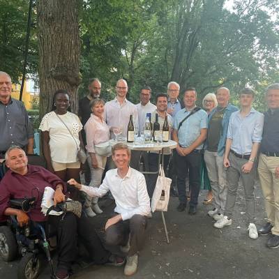 Am 27. August 2024 gab es gl�ckliche Gesichter nach dem besonderen Mitgliederstammtisch der CDU Friedenau, bei dem alle vom gro�en Weinsachverstand von Eike Paulun profitierten. Er stellte verschiedene Weine aus dem Angebot des R�desheimer Weinbrunnen vor. Ganz herzlichen Dank daf�r!